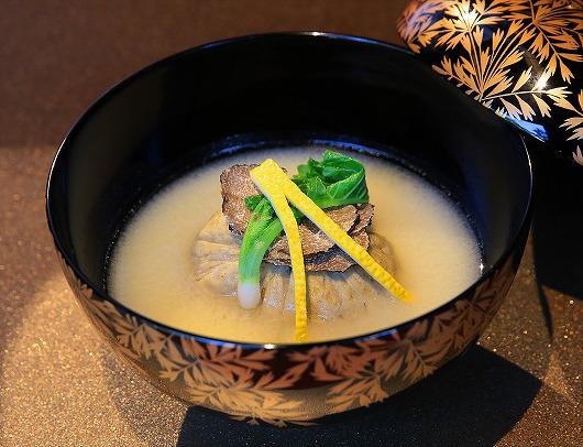 フォアグラ・トリュフ糝薯 白味噌仕立椀　～ １１月の御椀 ～