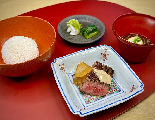 仙台牛炭火焼 胡麻たれかけ　～ １２月の食事 ～