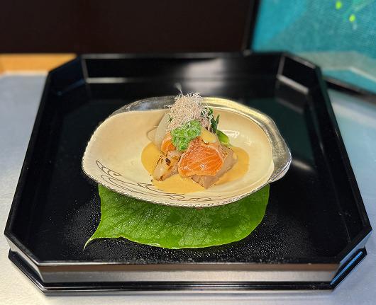 時不知と帆立の炙り 納豆出汁かけ　～ ６月の先附 ～
