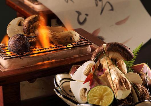 国産松茸炭火焼き　～ １０月の吟味特撰（松茸料理ご希望のお客様）～