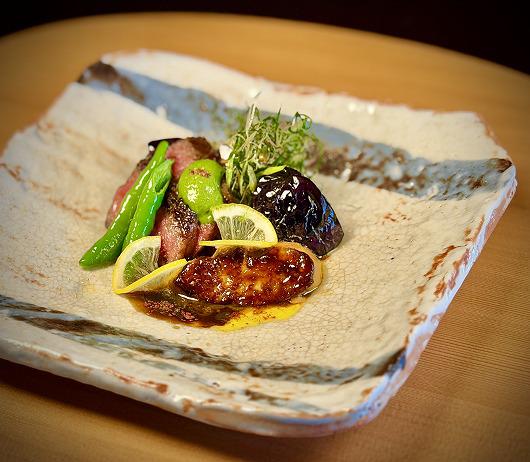 仙台牛炭火焼とフレッシュフォアグラのソテー 黒大蒜とルッコラのソース　～ ５月の進肴 ～