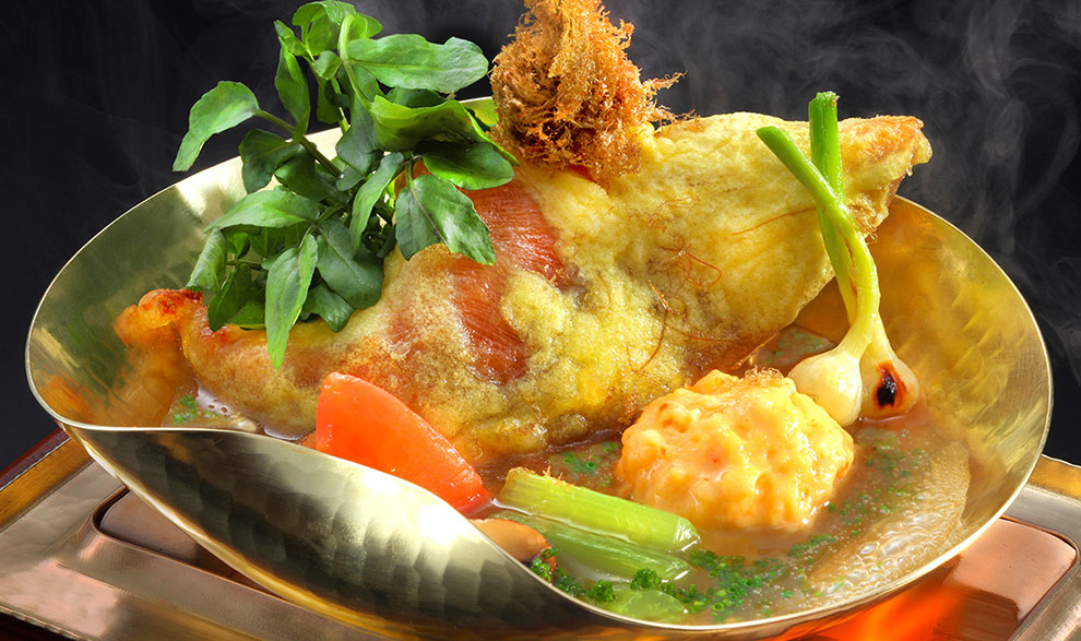 ふかひれのサフランフリット 新玉葱スープ仕立て